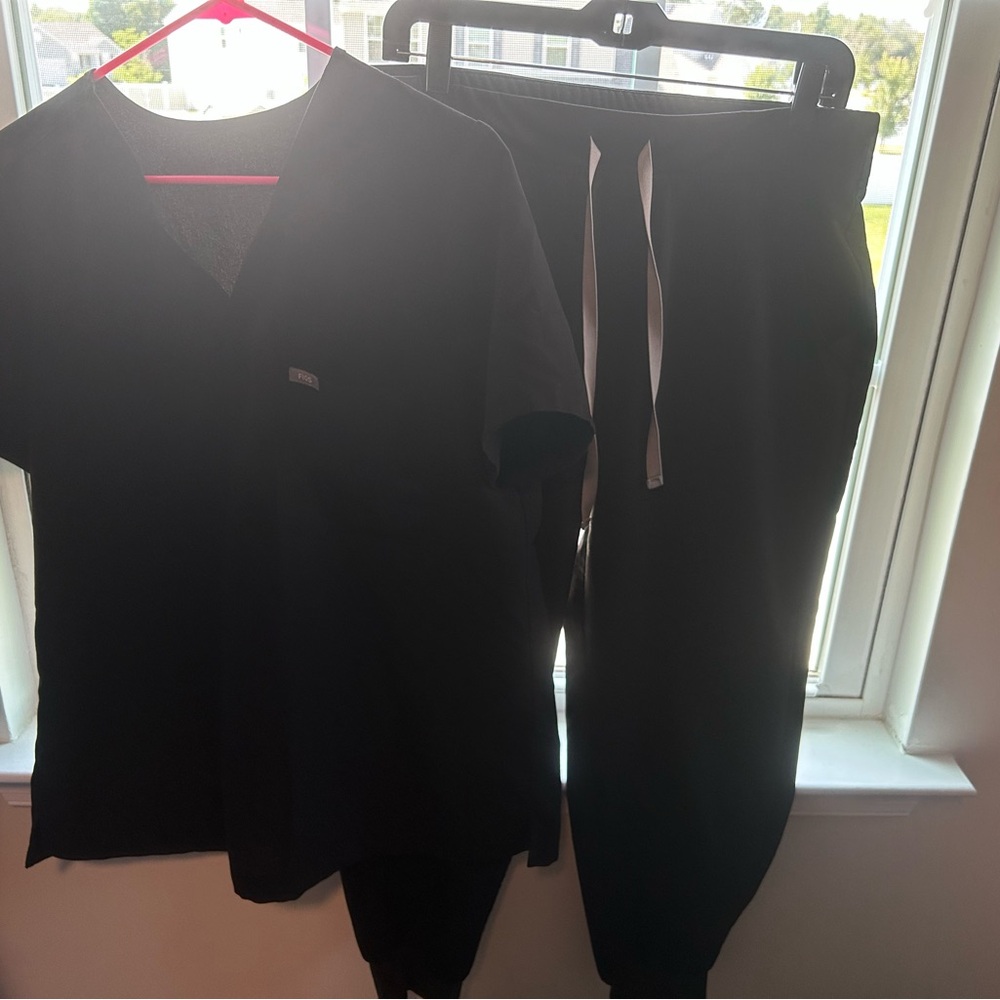 Figs Black Scrub Top and Pants Set size LARGE